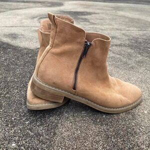 Universal Threads 7.5 Tan suede ankle boots with a boho vibe